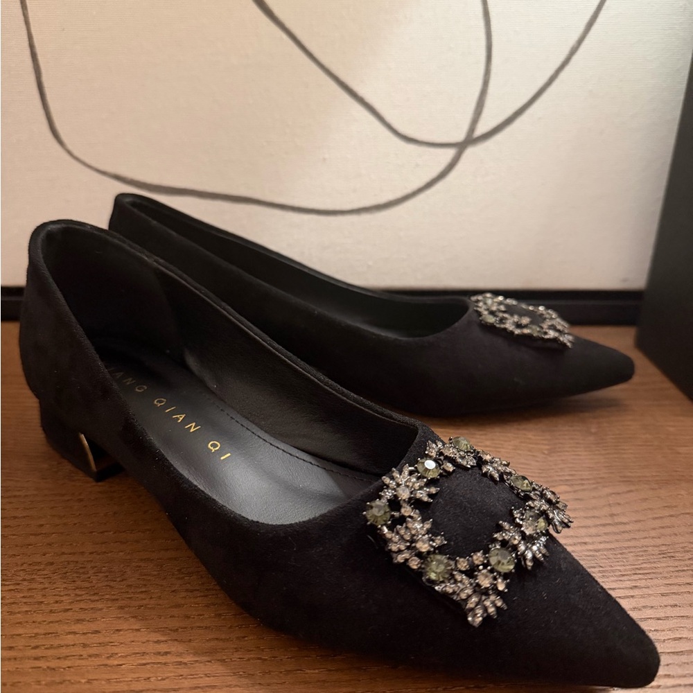 Elegant Black Women's Shoes with Embellished Buckle